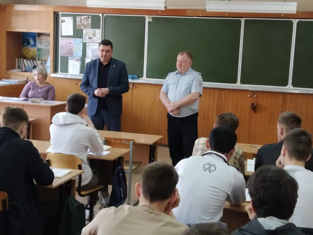 Депутат Глеб Шелепов провел урок по безопасности дорожного движения для учащихся техникума