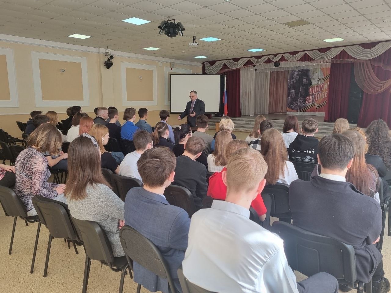 Депутат Алексей Федотов провел урок «Разговоры о важном», посвященный труду и различным профессиям