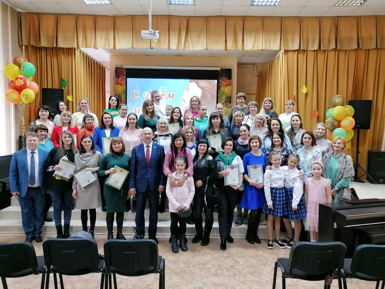 Депутат Анатолий Вадимович Новаковский поздравил с Днем матери коллектив и родителей школы № 98.
