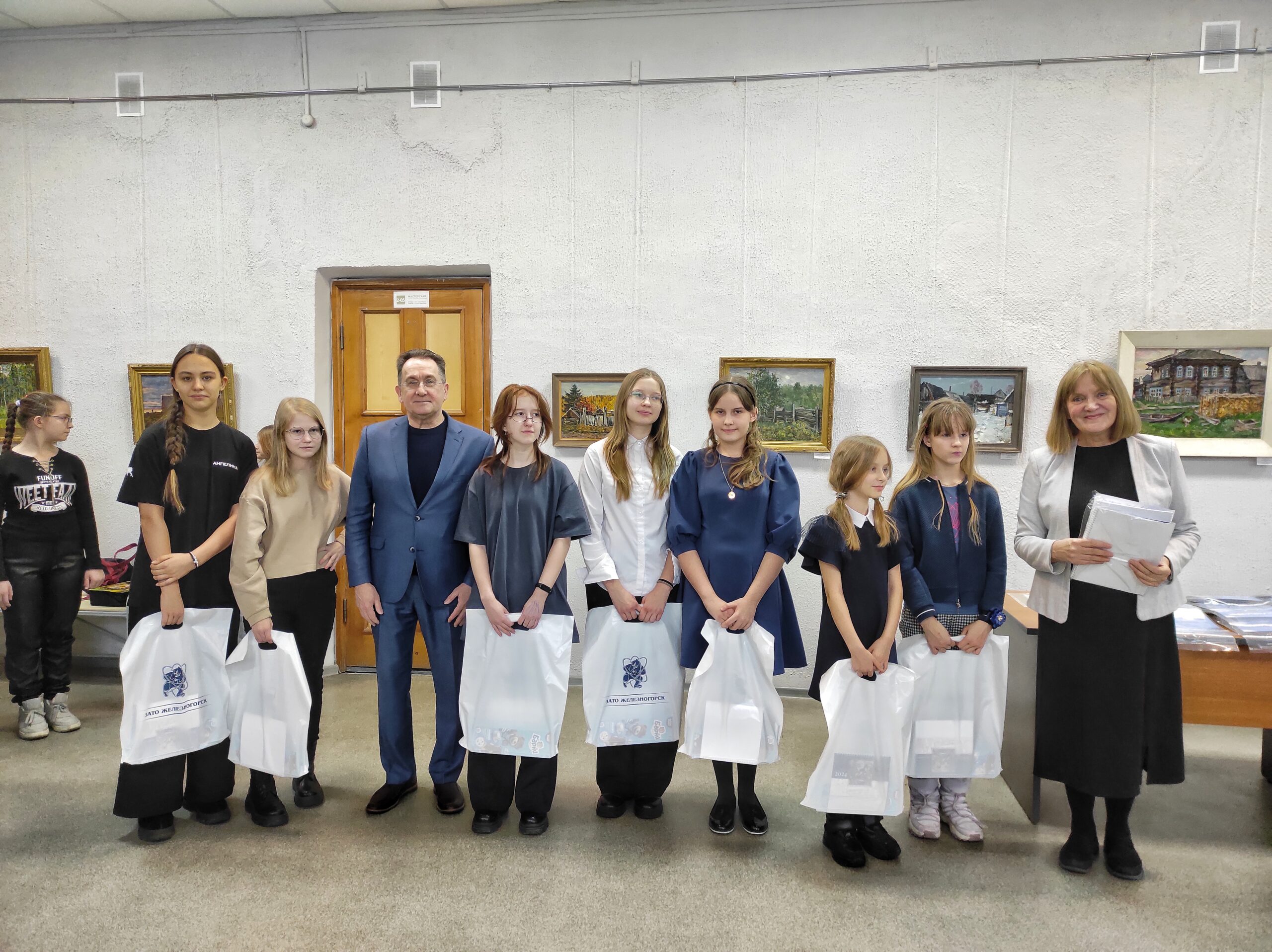 Председатель Совета депутатов Сергей Дмитриевич Проскурнин приезжал в Детскую художественную школу с подарками.