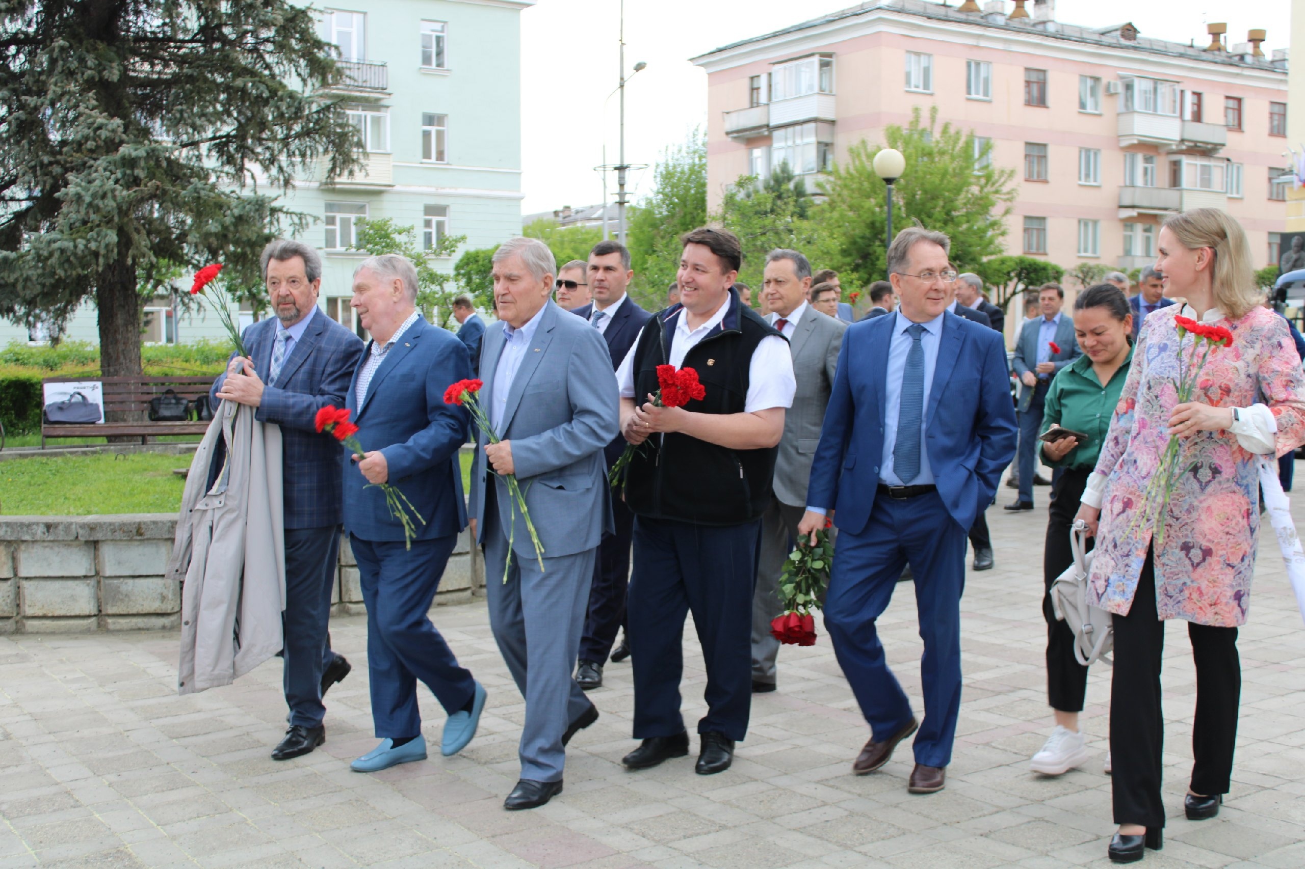 Председатель Совета депутатов Сергей Проскурнин возложил цветы к памятнику М.Ф. Решетнёва