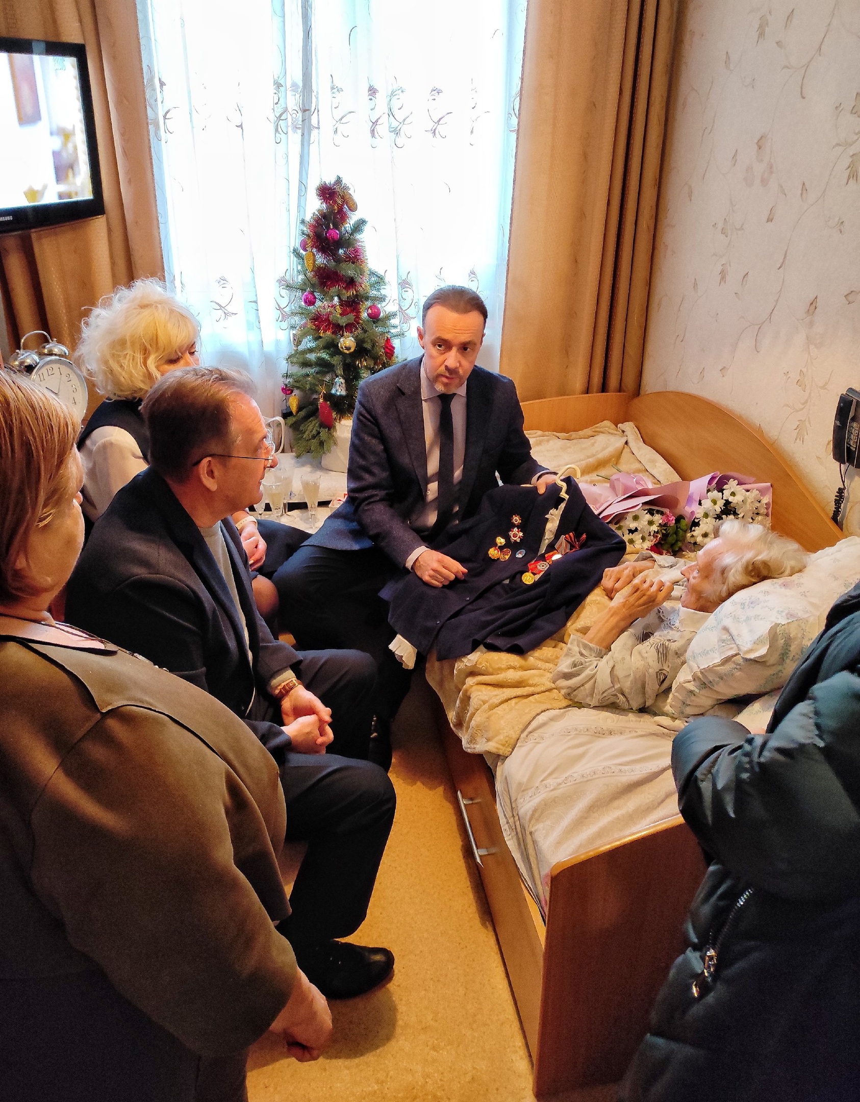 Глава города Железногорск Дмитрий Чернятин и председатель Совета депутатов Сергей Проскурнин поздравили ветерана ВОВ с 104-м Днём рождения! 