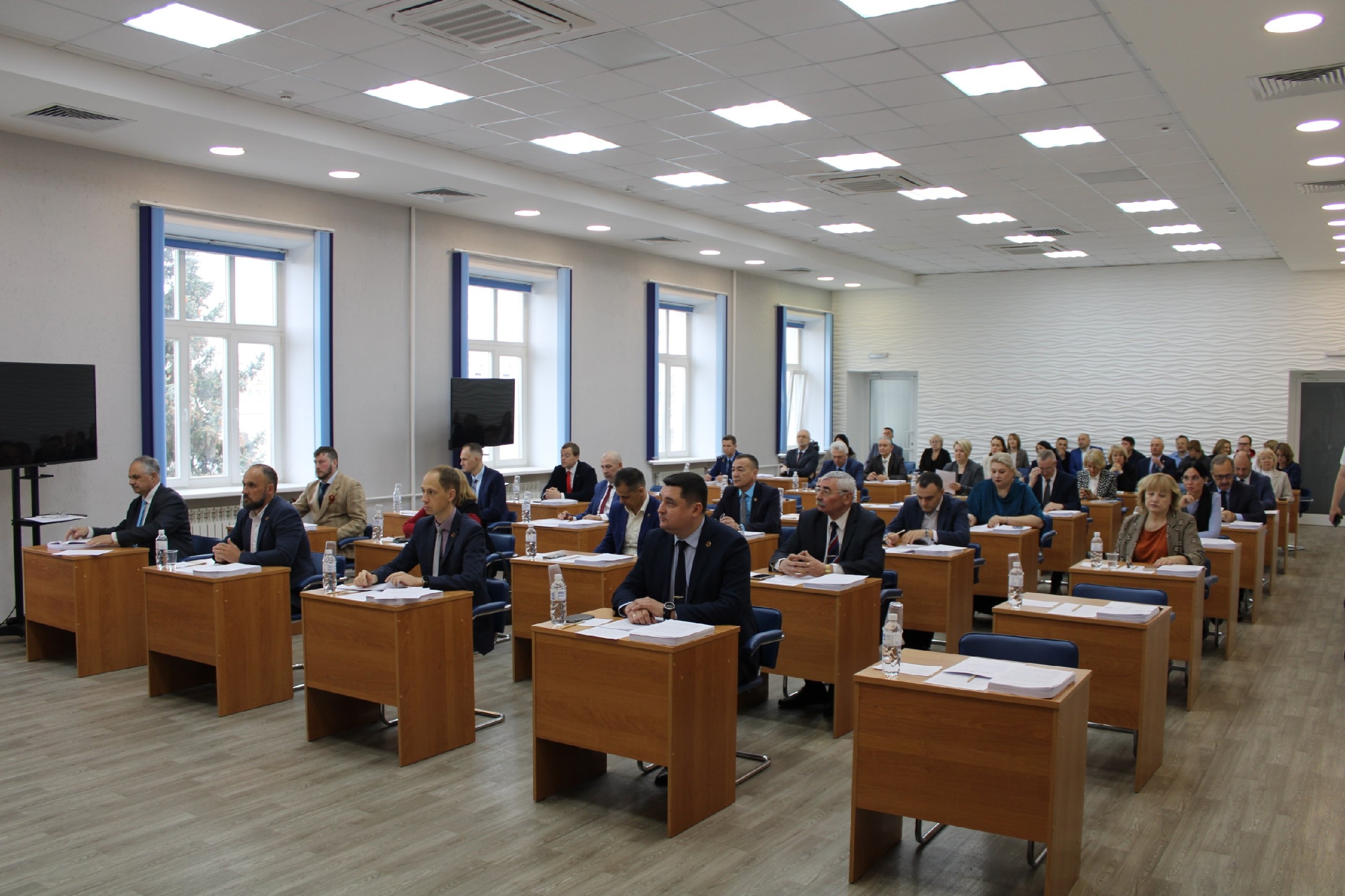 Сегодня в большом зале администрации состоялось заседание 52-й сессии Совета депутатов ЗАТО г. Железногорск. Парламентарии обсудили девять вопросов 