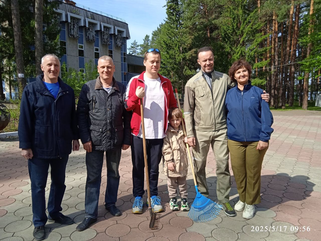 В Железногорске продолжаются традиционные субботники, в которых принимают участие депутаты Совета депутатов ЗАТО г Железногорск 