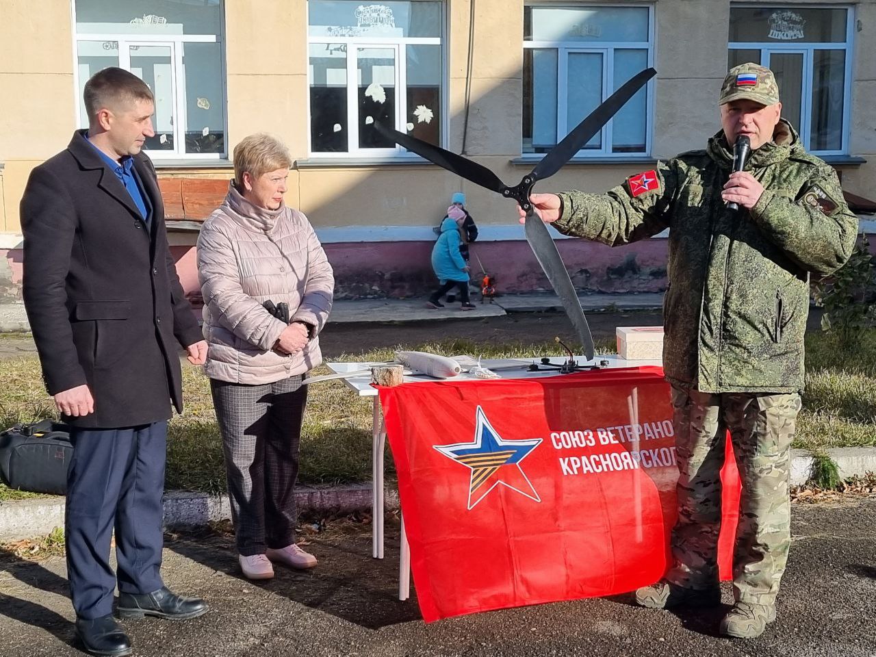 Заместитель председателя Совета депутатов Сергей Бурцев принял участие  в благотворительной ярмарке для нужд СВО