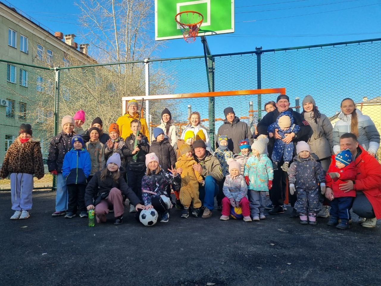 В Железногорске по адресу Ленина 38/40/38а и Чапаева 8, а также для жителей близлежащих домов прошёл чудесный праздник двора в честь открытия новой спортивной площадки