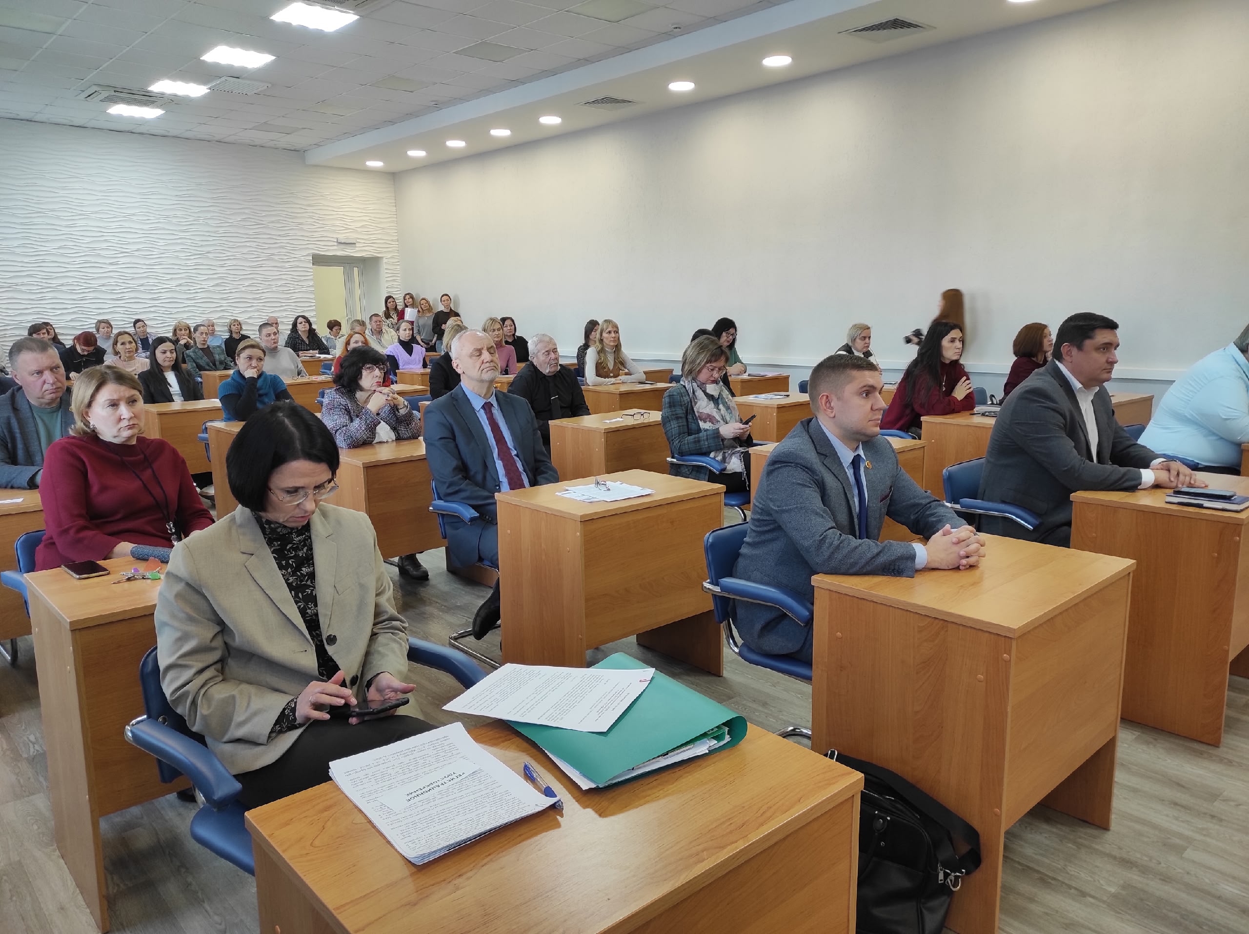 Сегодня в большом зале администрации состоялись публичные слушания по проекту решения Совета депутатов о бюджете ЗАТО Железногорск на 2026 год и плановый период 2027–2028 годов 