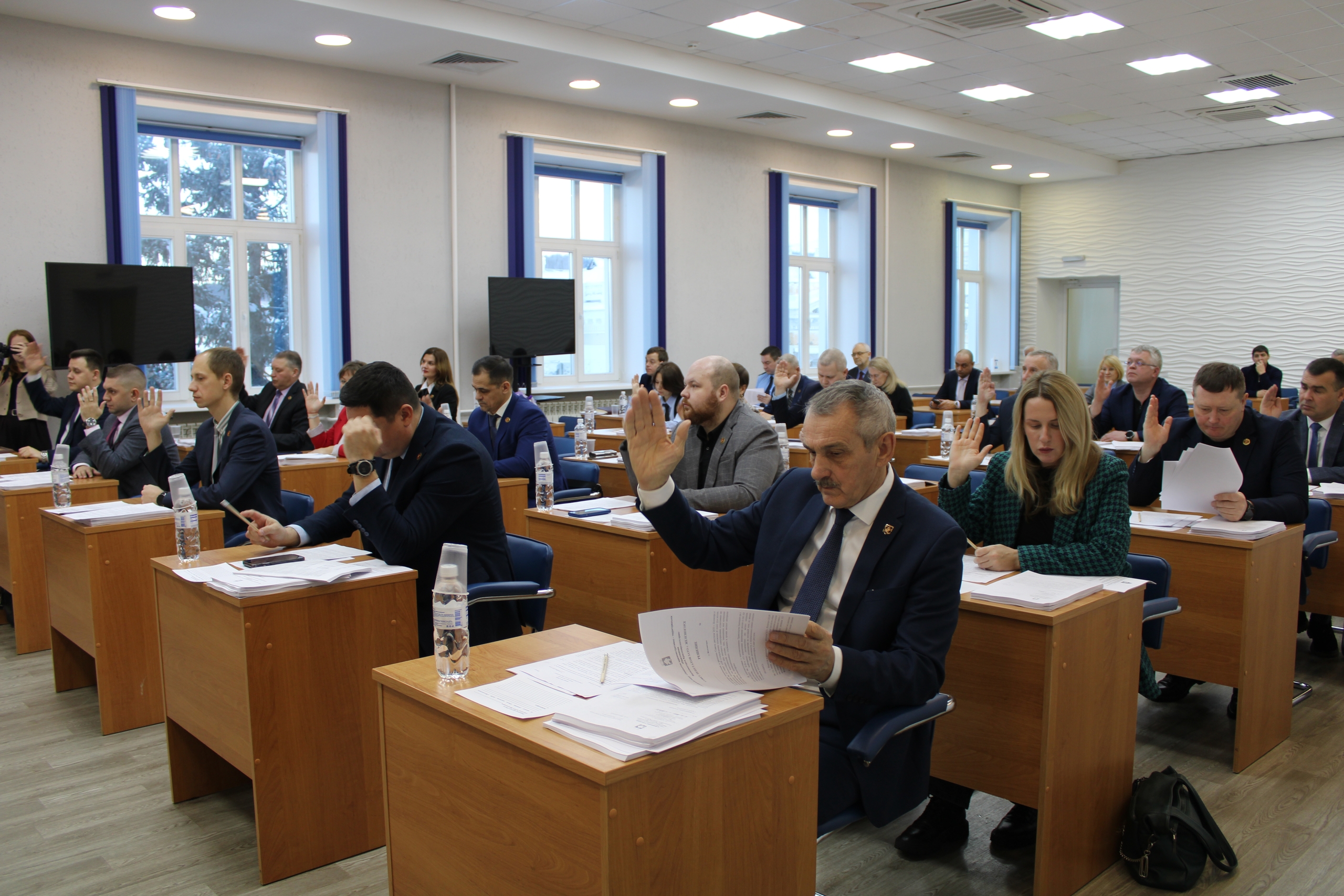 В большом зале администрации состоялось заседание четвёртой сессии Совета депутатов ЗАТО Железногорск. На повестке дня было рассмотрено шесть вопросов