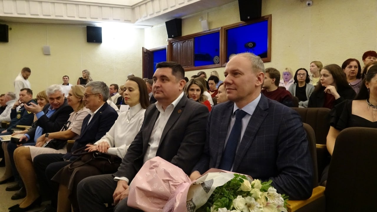 В Центре досуга состоялось яркое праздничное мероприятие, посвященное юбилею школы № 98 — 65 лет со дня её основания! 