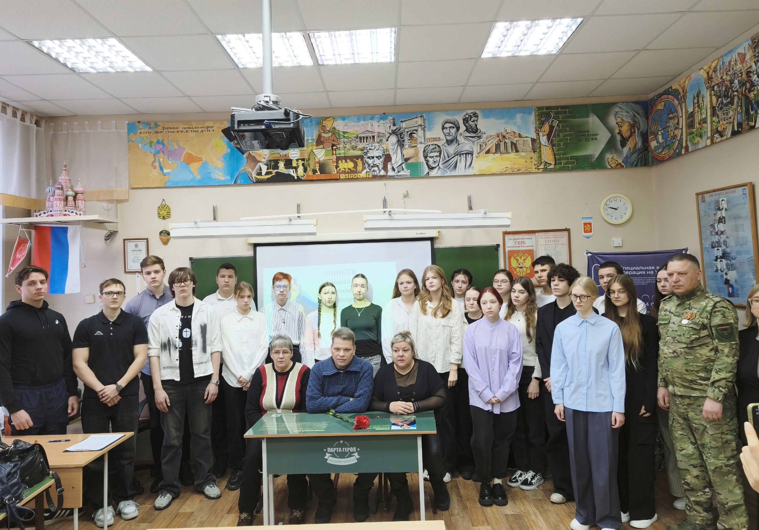 Сегодня в школе № 101 города Железногорска торжественно открыли «Парту героя»