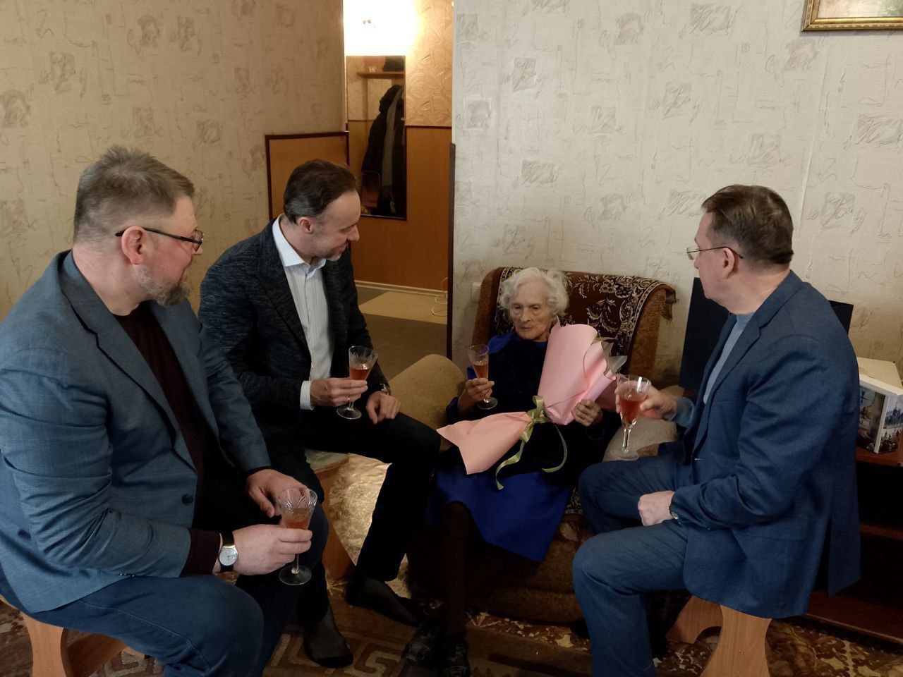 Глава города Железногорск Дмитрий Чернятин и Председатель Совета депутатов ЗАТО Железногорск Сергей Проскурнин поздравили ветерана Великой Отечественной войны Марию Михайловну Бондарук со 105‑летием 