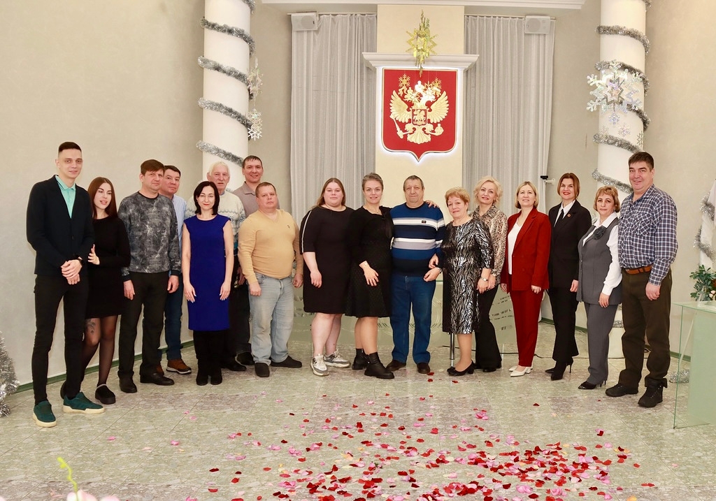 Депутат Совета депутатов ЗАТО Железногорск Ирина Кузоро поздравила семейную чету Сыровых с «Золотой свадьбой»