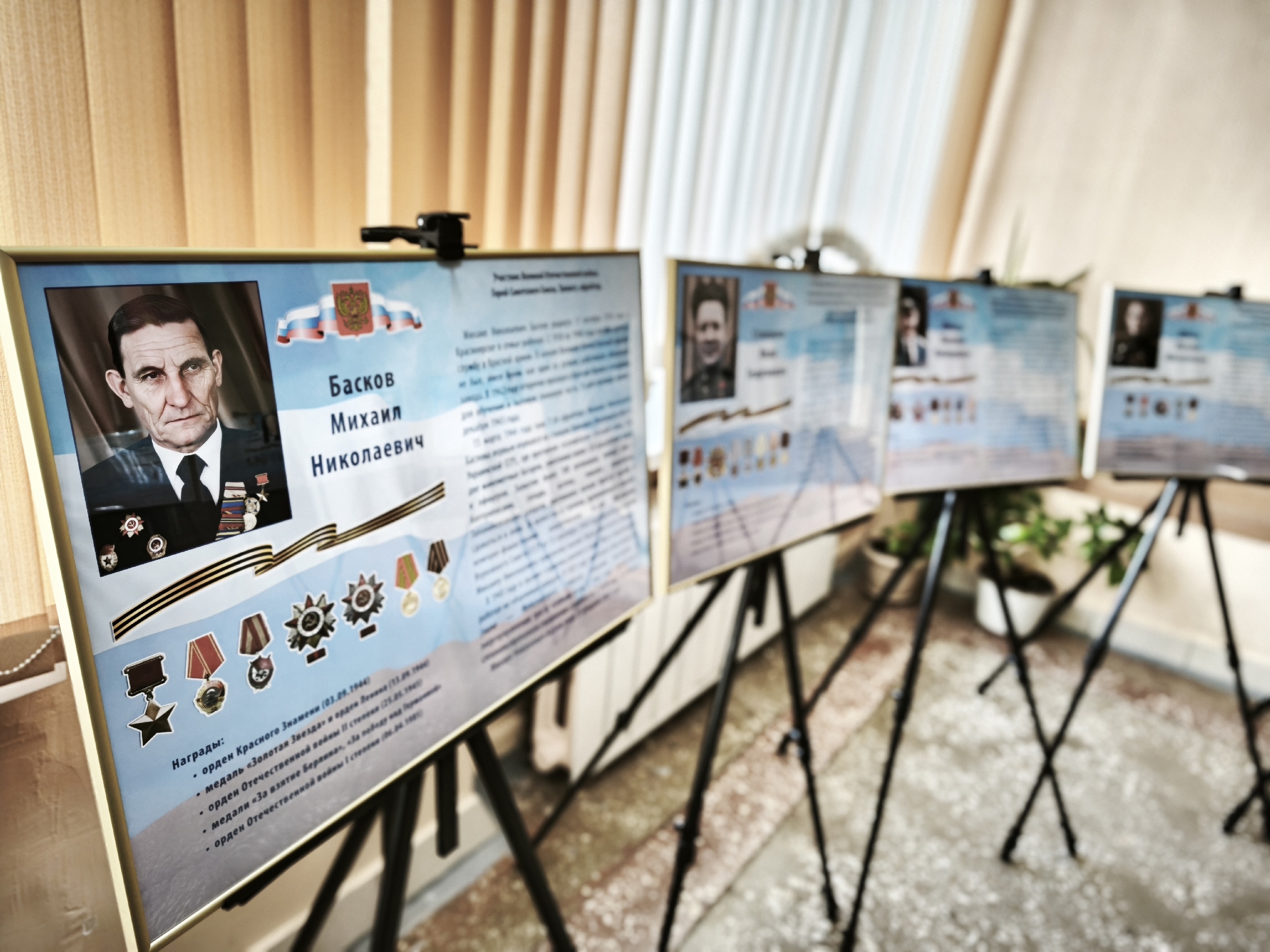 В школе № 98 прошла презентация проекта информационных стендов «Памяти павших во имя живых», посвященного героям-железногорцам.