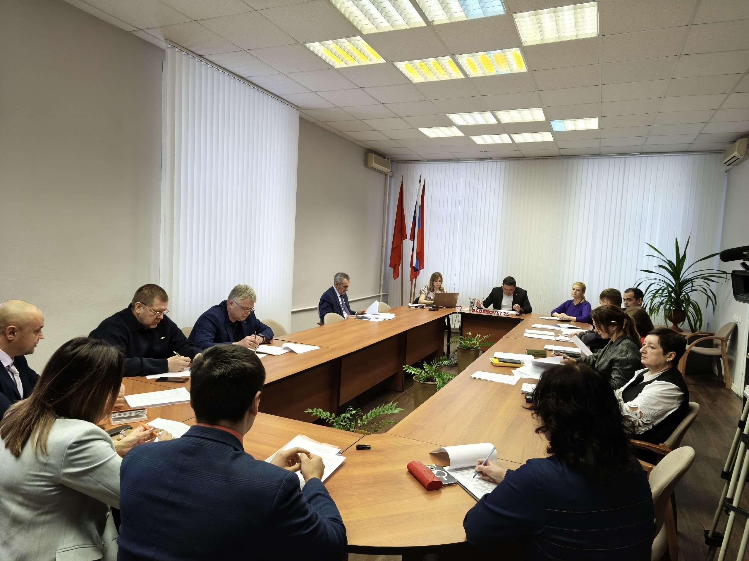 В зале заседаний Совета депутатов ЗАТО Железногорск парламентарии рассмотрели и приняли отчеты: аудитора Счетной палаты о проведенных проверках и об итогах работы за 2025 год Уполномоченного по правам ребенка по Красноярскому краю в ЗАТО Железногорск