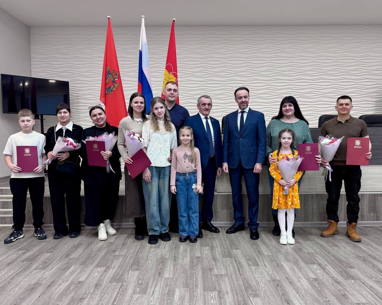 В большом зале администрации города состоялась церемония вручения сертификатов на приобретение или строительство жилья молодым семьям