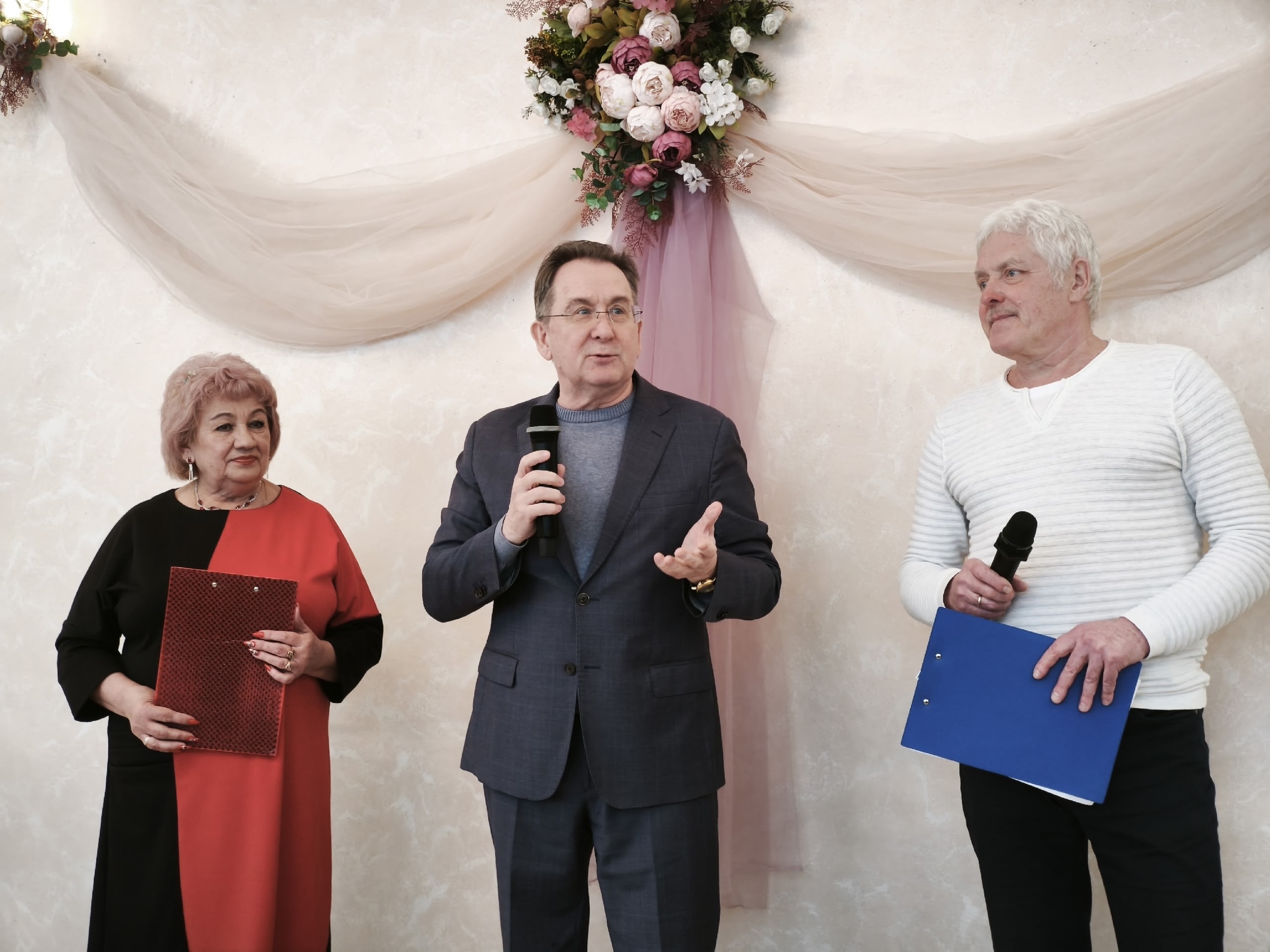 В Зале торжественных обрядов Дворца культуры в теплой дружественной обстановке собрались члены Совета ветеранов города Железногорска