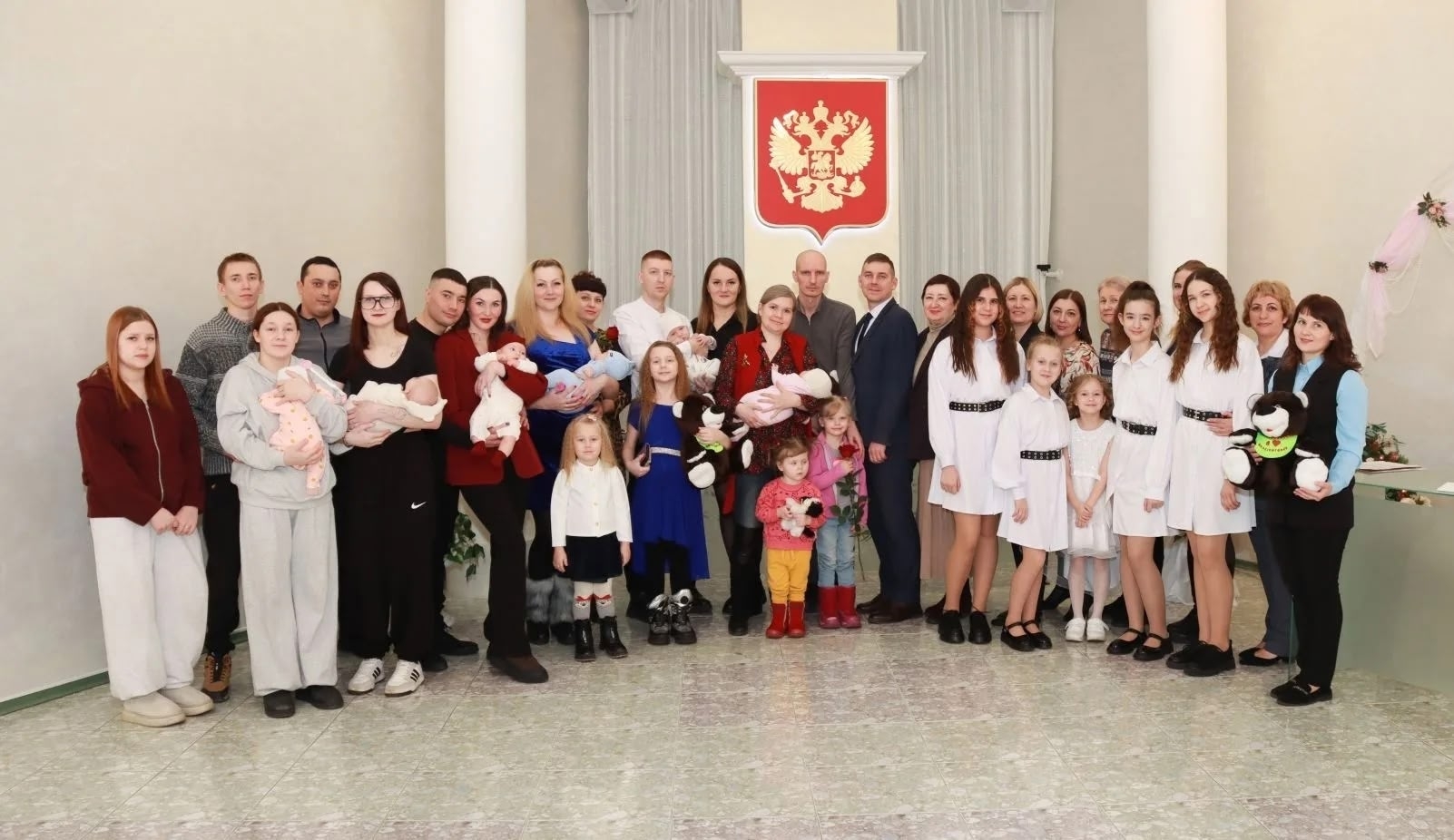 Депутат Совета депутатов ЗАТО Железногорск Юлия Минеева приняла участие в церемонии чествования новорождённых малышей и их родителей в городском зале торжественных обрядов