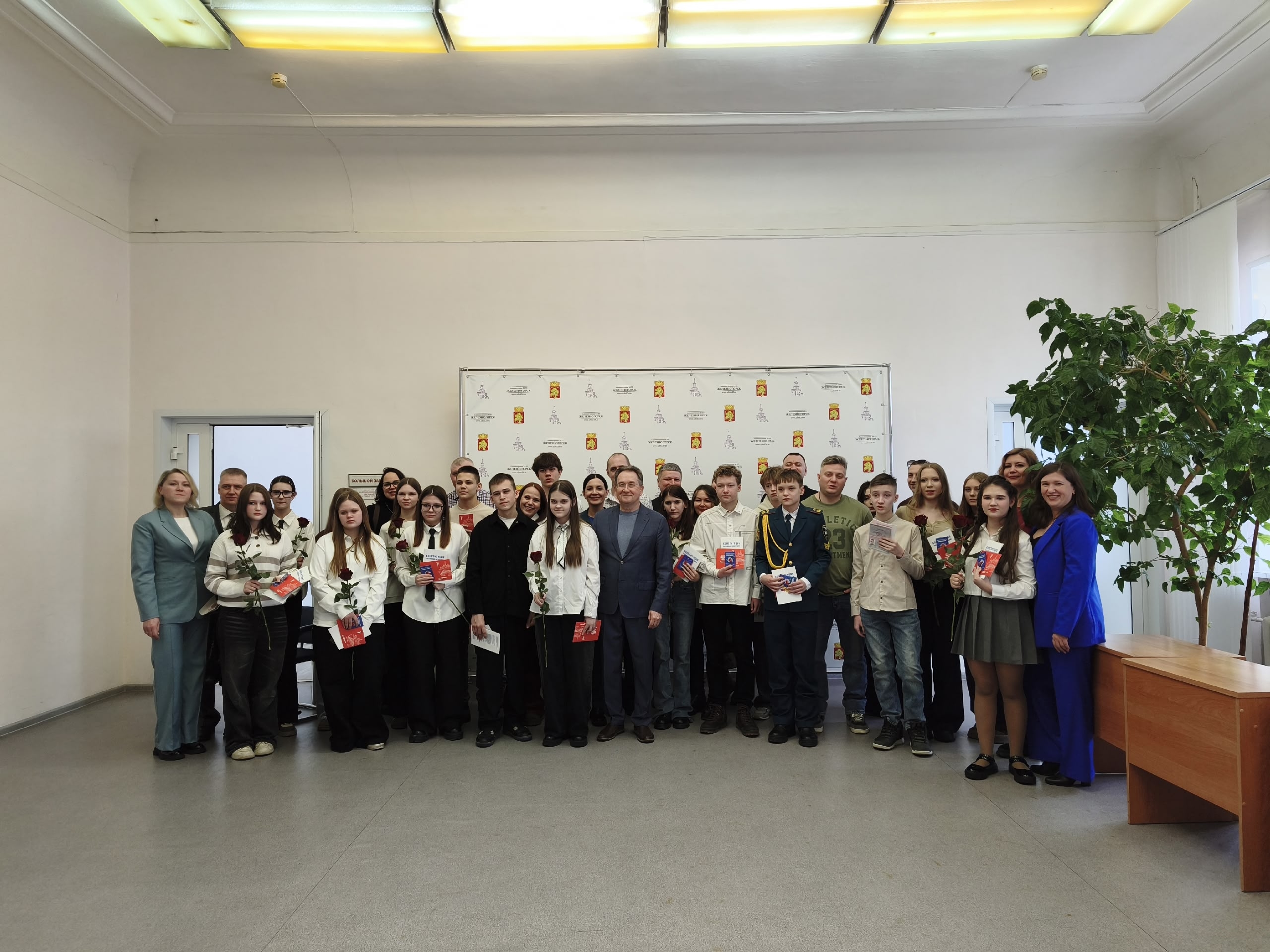 «Мы — граждане России» - под таким девизом железногорским школьникам вручили их первые паспорта! 