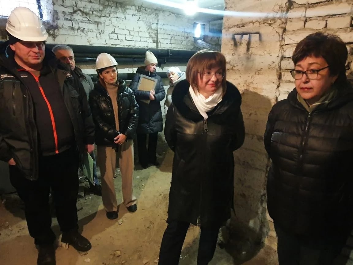 Депутат Совета депутатов ЗАТО Железногорск Светлана Телешун в составе специальной комиссии проверила качество выполненных работ по капремонту одного из жилых домов в старой черте города