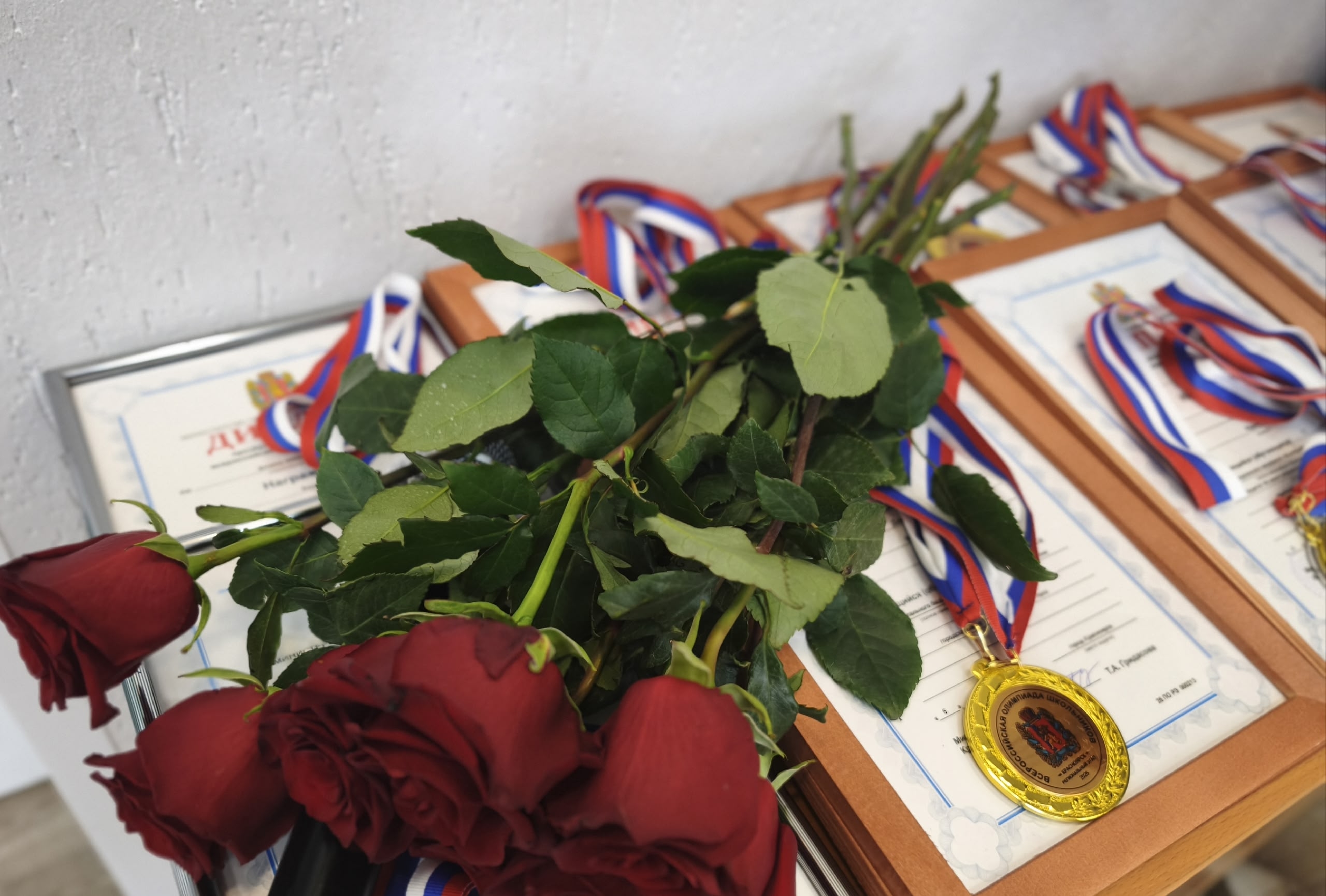 В большом зале администрации наградили победителей и призеров регионального этапа всероссийской олимпиады школьников. Ребят приветствовали и. о. главы ЗАТО Андрей Юхновец и депутат Совета депутатов ЗАТО Железногорск Зоя Юдина.