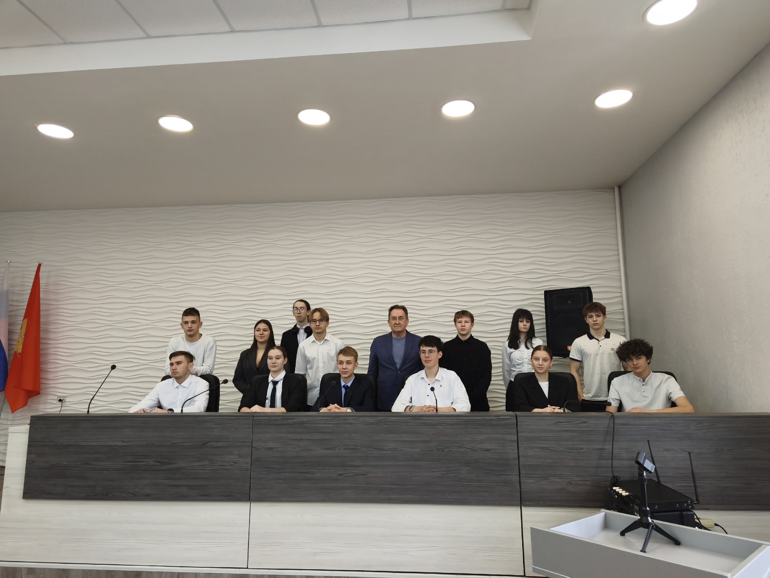 В День местного самоуправления в Совете депутатов ЗАТО Железногорск встречали гостей - десятиклассники из гимназии № 91 пришли, чтобы лично пообщаться с председателем Сергеем Проскурниным