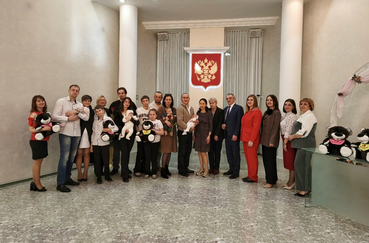 «Дети - наше будущее!» - в городском зале торжественных обрядов прошла церемония чествования новорождённых и их родителей 