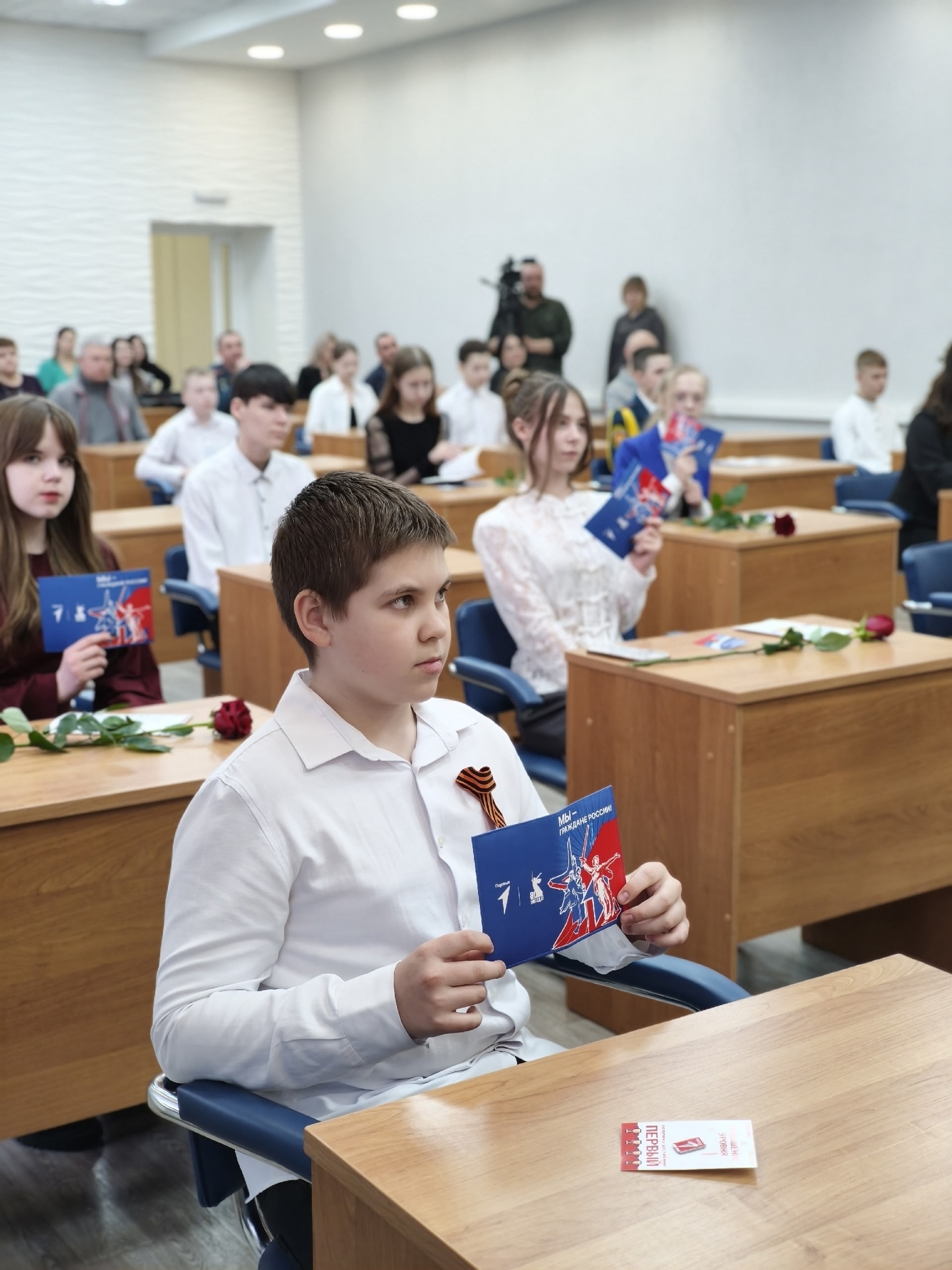 Сегодня в большом зале администрации вручили первые паспорта школьникам города Железногорска!