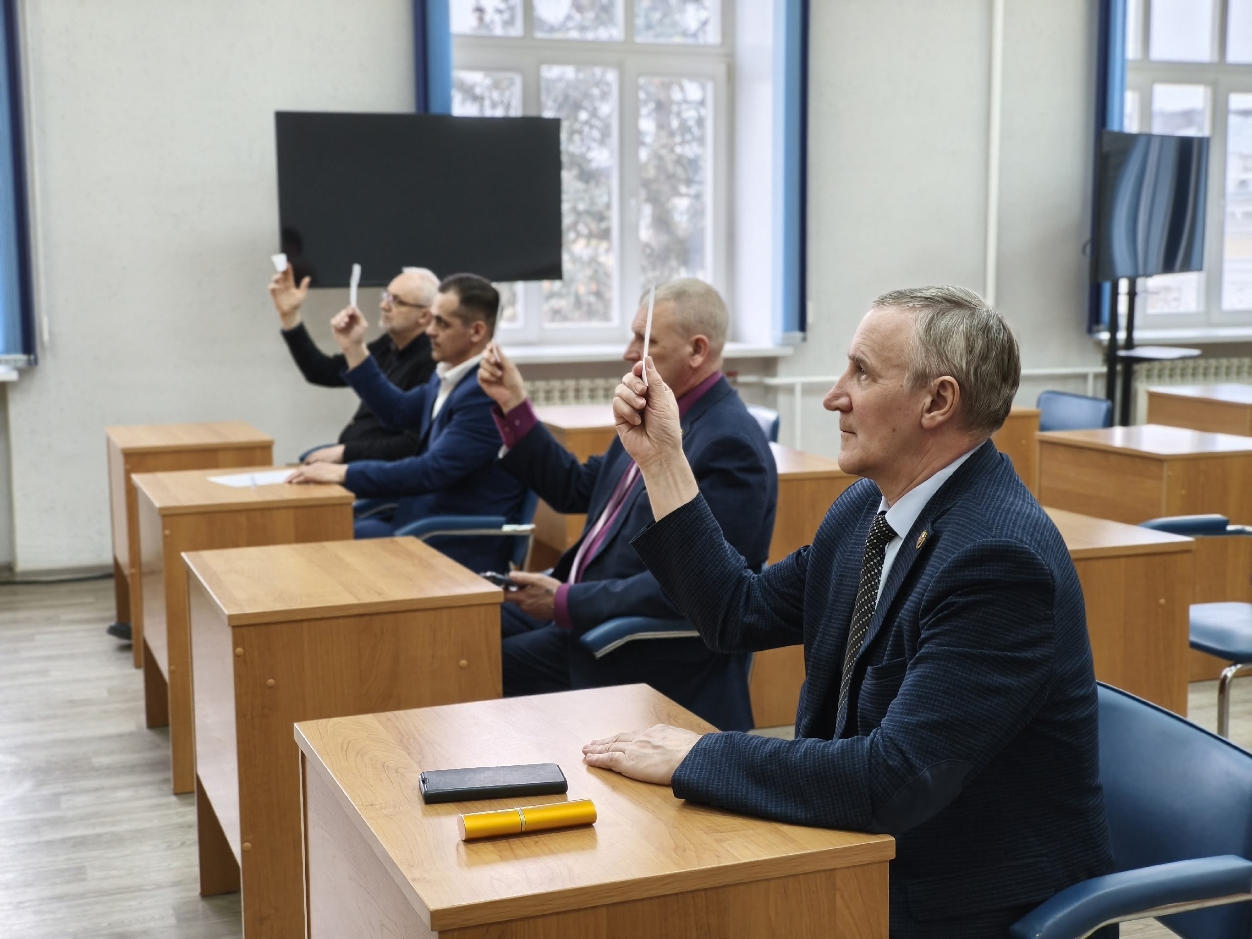 Публичные слушания по проекту решения Совета депутатов о внесении изменений и дополнений в Устав Железногорска состоялись сегодня