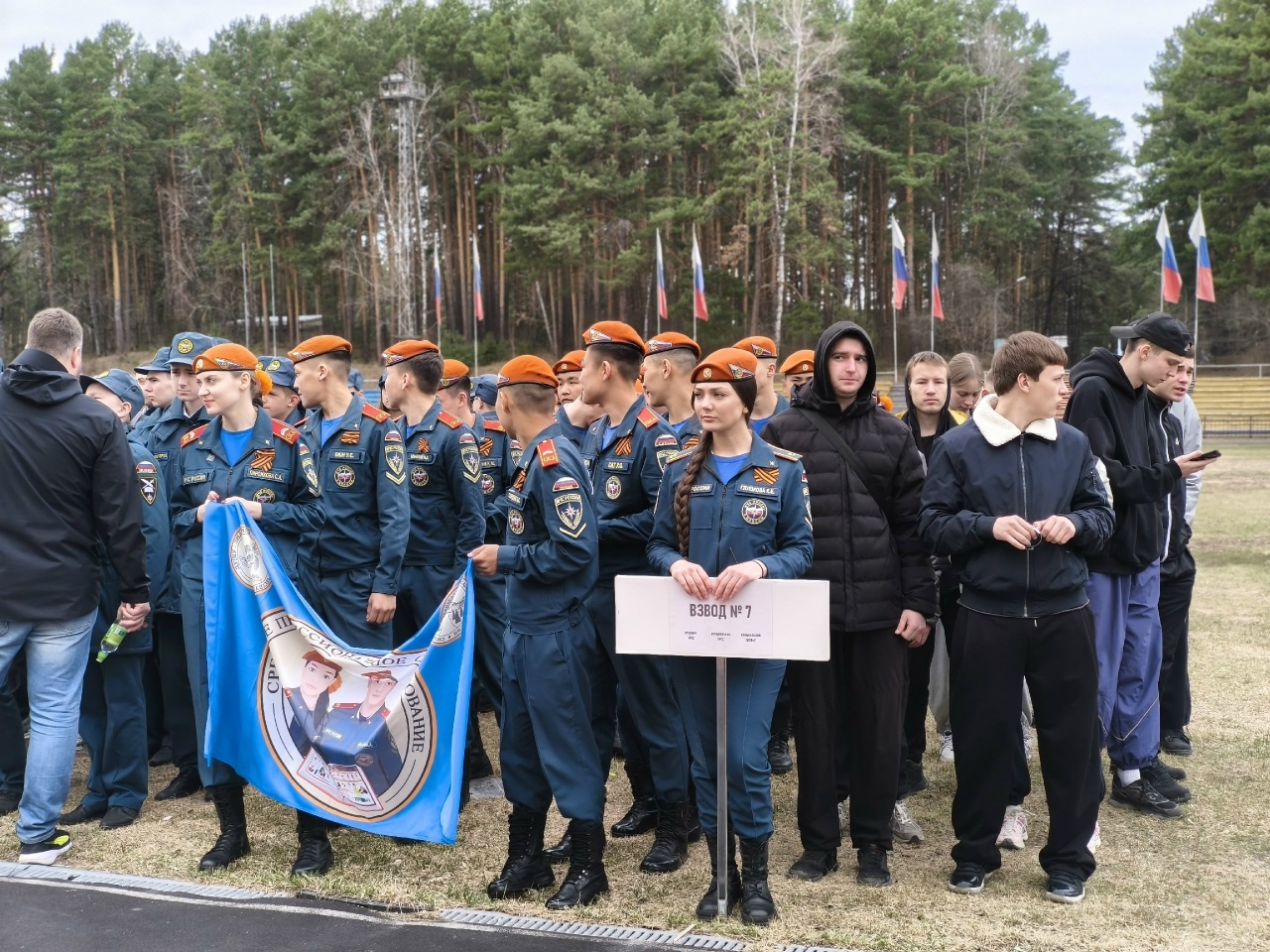 На стадионе «Труд» прошла военно-спортивная игра «Зарница». В соревнованиях участвовала 21 команда, а это около 230 учеников железногорских школ