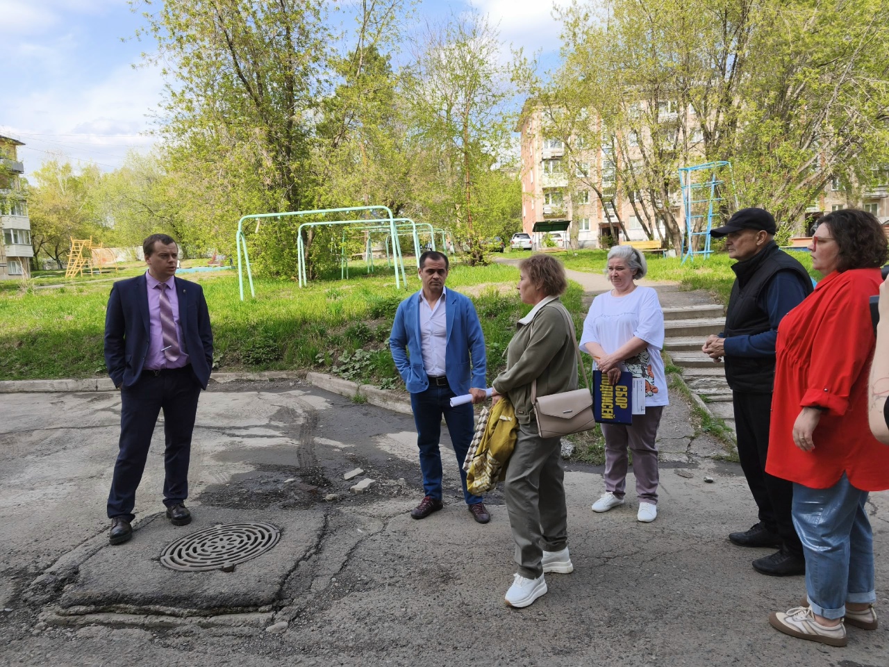 Обеспокоенные жители обратились к депутатам - асфальт во дворе проваливается и они опасаются, что грунт продолжит оседать. Ливневая канализация во дворе дома №36 на проспекте Курчатова нуждается в ремонте
