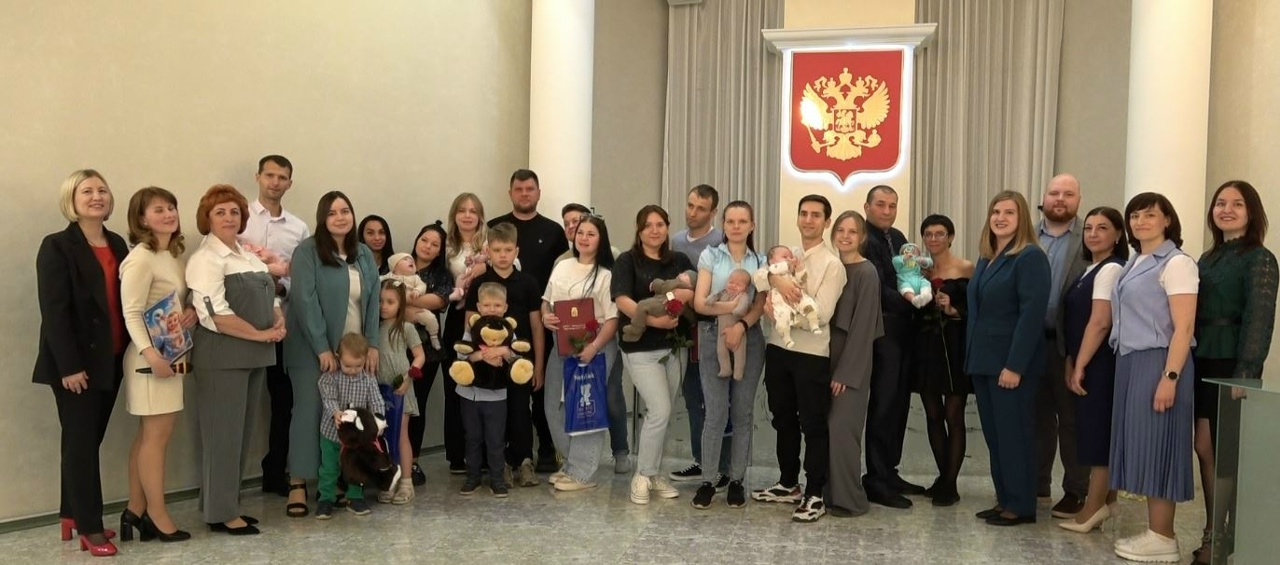 Депутат Совета депутатов ЗАТО Железногорск Михаил Быков поздравил семьи с новорожденным ребенком