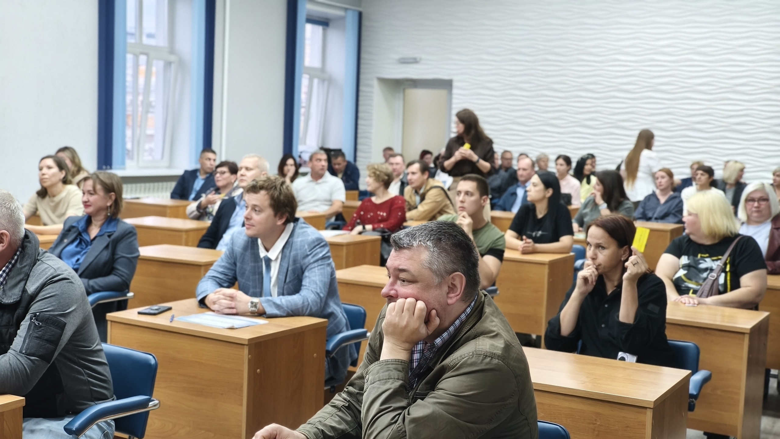Председатель Совета депутатов ЗАТО г. Железногорск Сергей Проскурнин провёл в большом зале администрации итоговое собрание граждан, на котором железногорцы выбирали проекты по благоустройству общественных пространств на 2027 год 