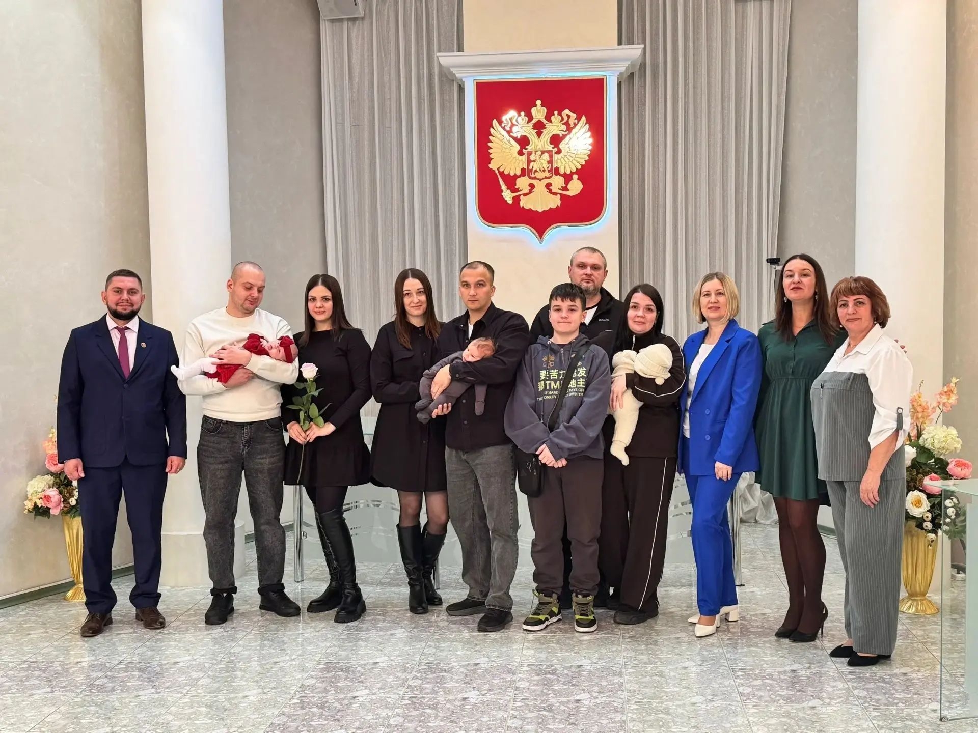 Депутат Совета депутатов ЗАТО Железногорск Владислав Коновалов поздравил молодых железногорцев с появлением нового члена семьи