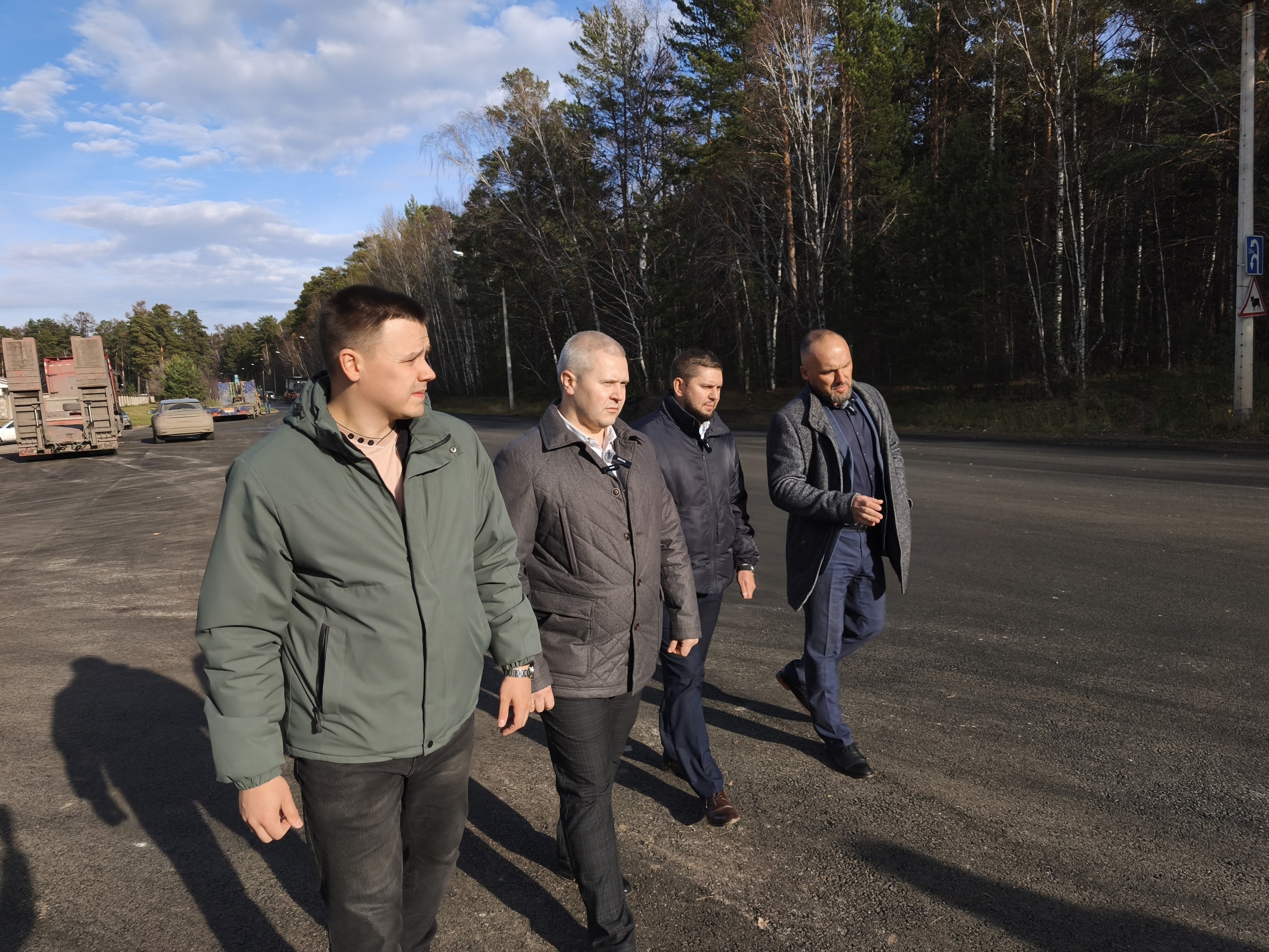В поселке Первомайский на улице Толстого активно идут к завершению работы по ремонту дорожного покрытия